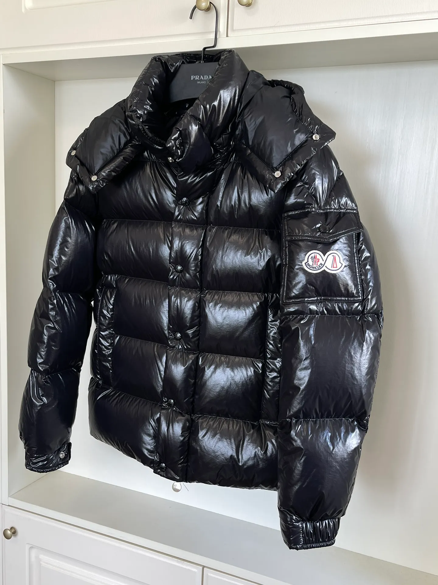 P390 Moncler/ 2026 70 、 。 DNA ， ， 。 Classic ， 、 。 Classic 70 。 Quality， 90 ，Premium Quality ， ，Black ！ Sizes M-3XL